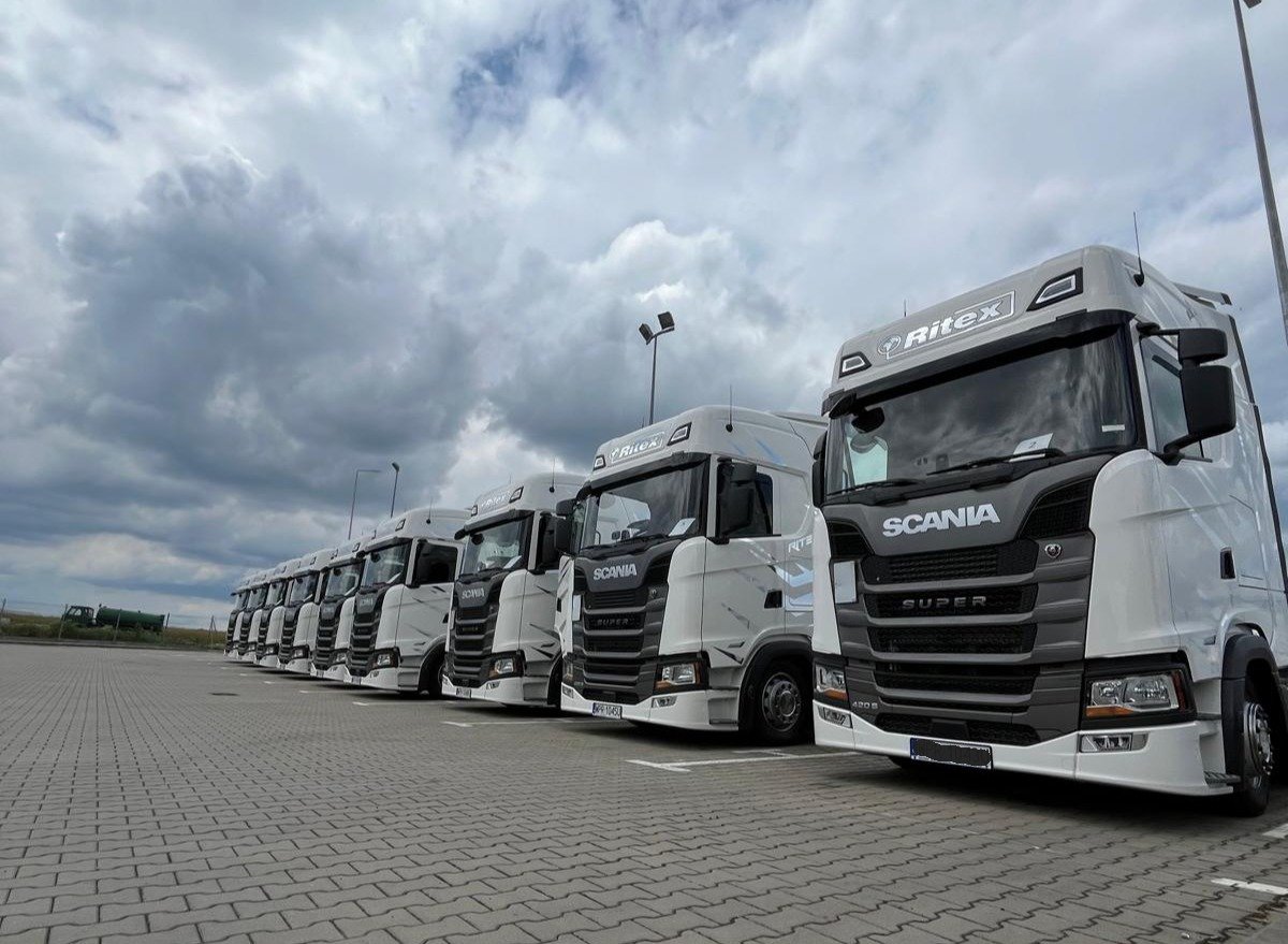 Rząd białych ciężarówek Scania
